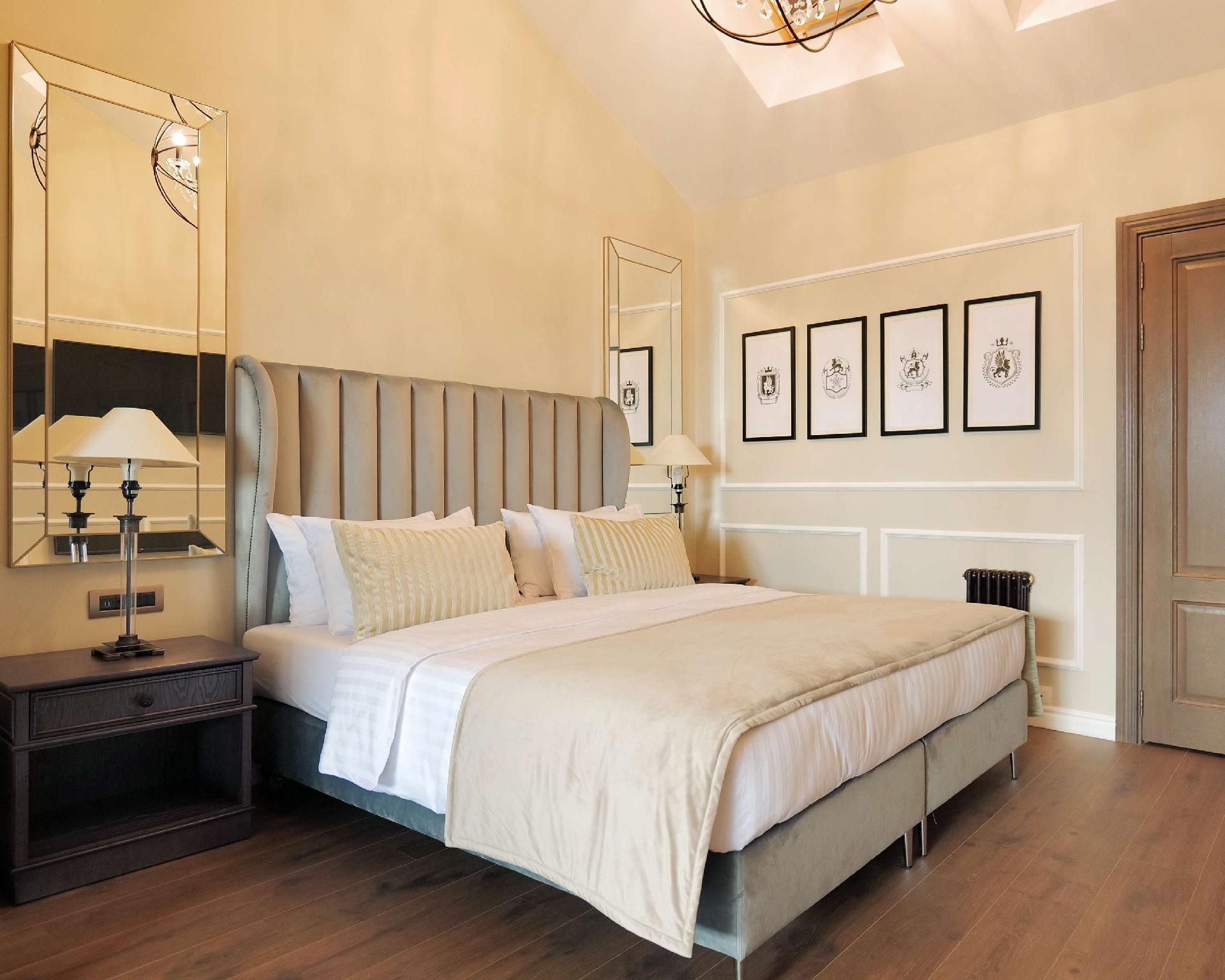 Suite - 1 King Bed, Nonsmoking, Living Room, Terrace, Decorative Fireplace, Bathtub