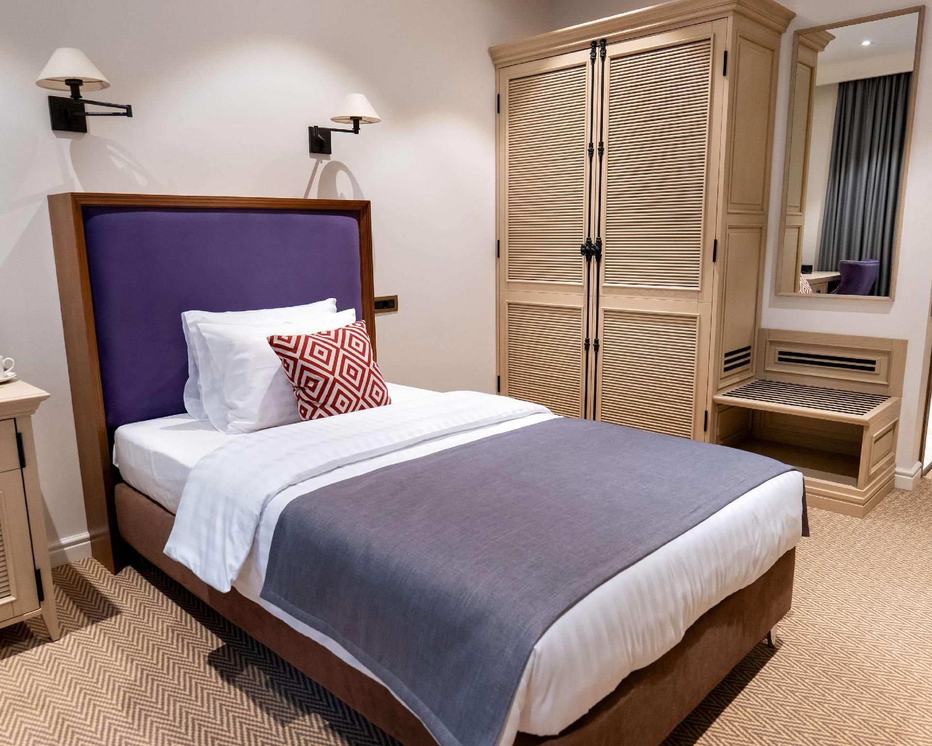Accessibility - 1 Double, Roll-in Shower, Standard Room, Air Conditioning, Nonsmoking