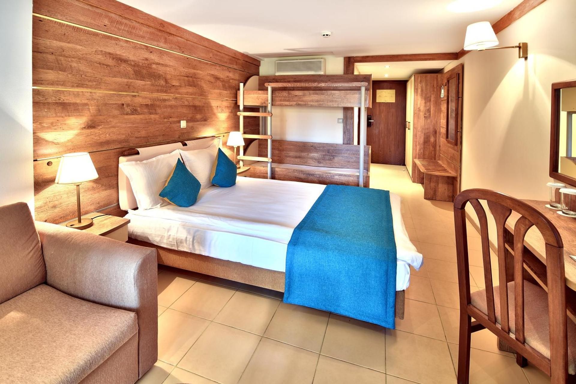 Double Room with Bunk Beds with Free Parking (2 Adults + 2 Children) - Ground Floor