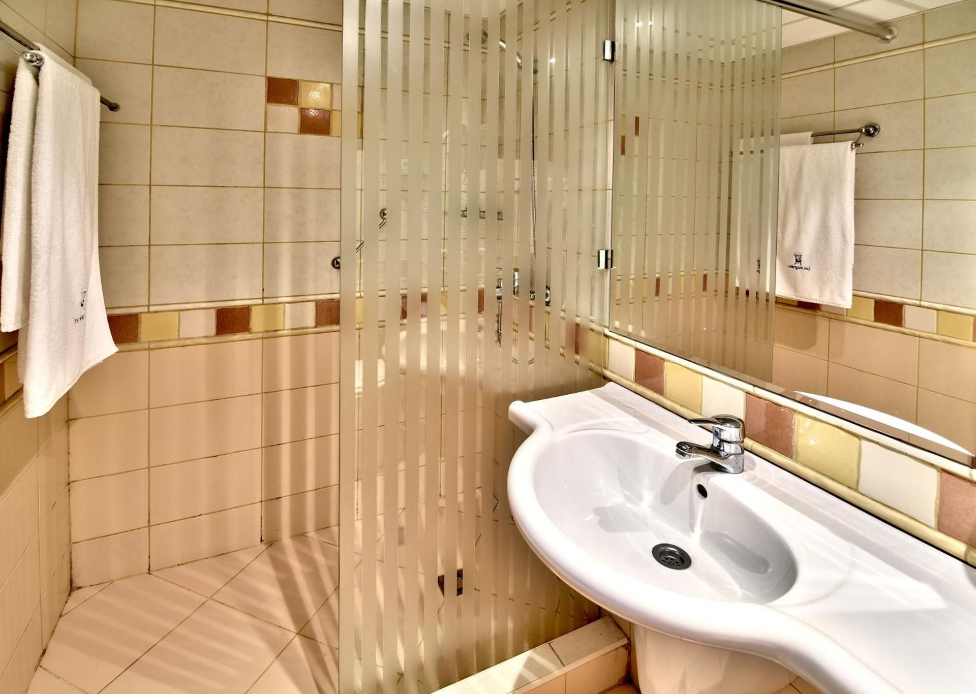 Double Room with Bunk Beds with Free Parking (2 Adults + 2 Children) - Ground Floor