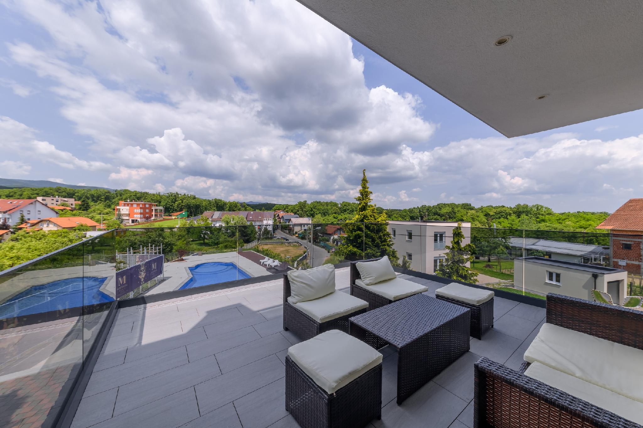 swimming pool [outdoor]