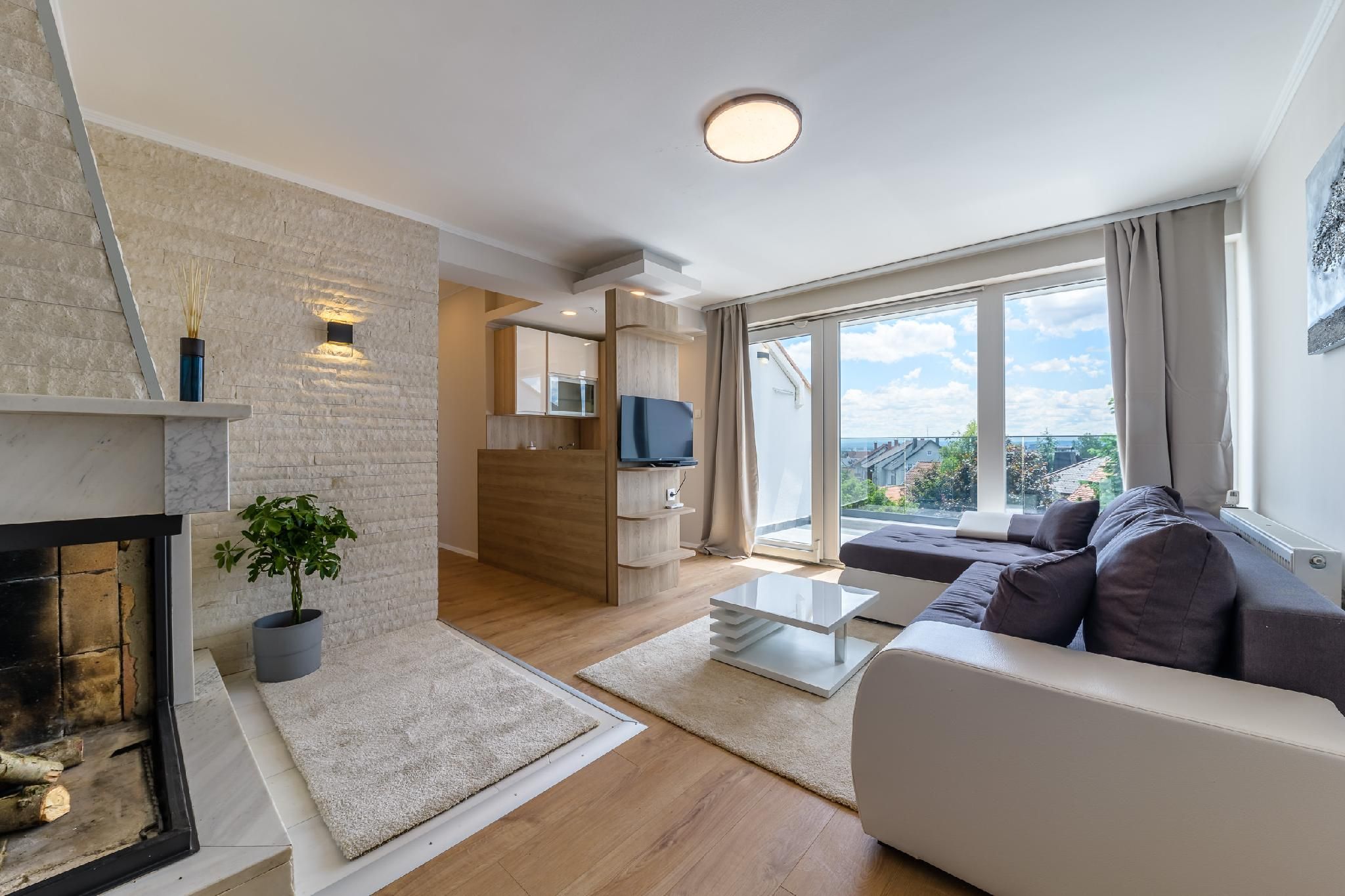 Deluxe One Bedroom Suite with Pool Access