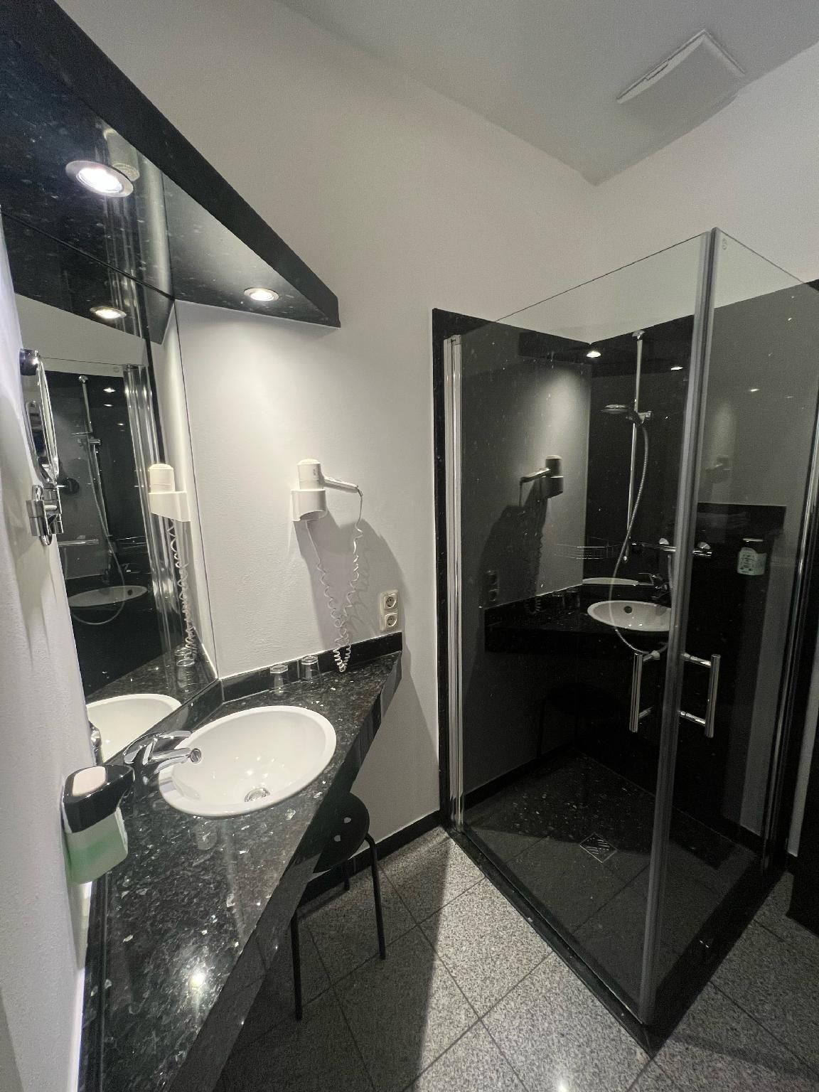 Haller Hotel Garni Doppelzimmer-Standard-barrierefreies Badezimmer-Balkon 3