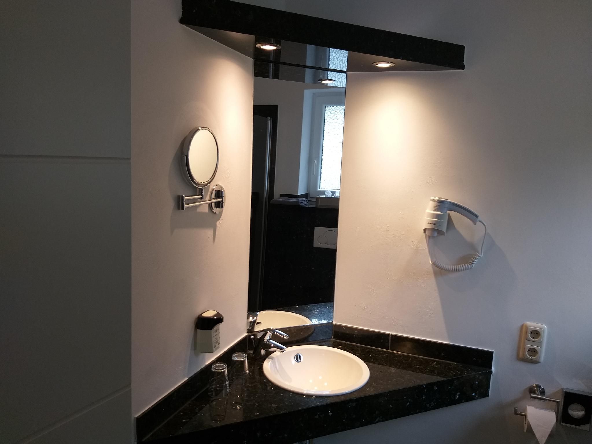 Doppelzimmer-Komfort-barrierefreies Badezimmer-Balkon