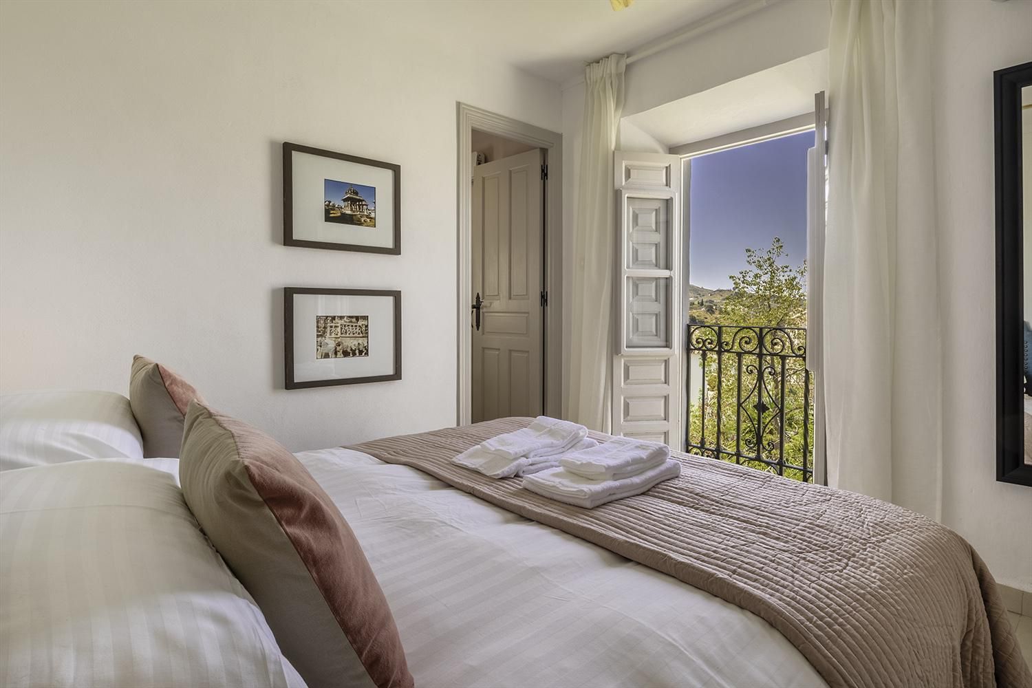 Premium-Double room-Ensuite-Balcony-3