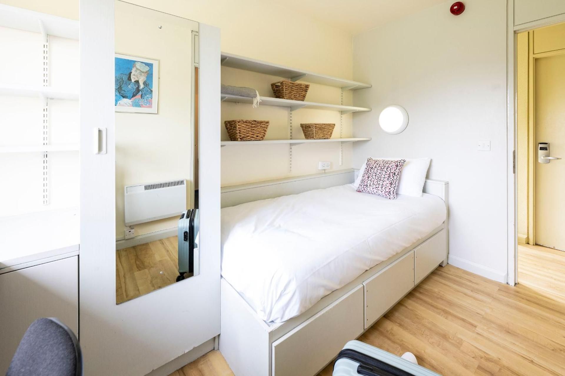Basic Single En Suite Room in Shared Apartment