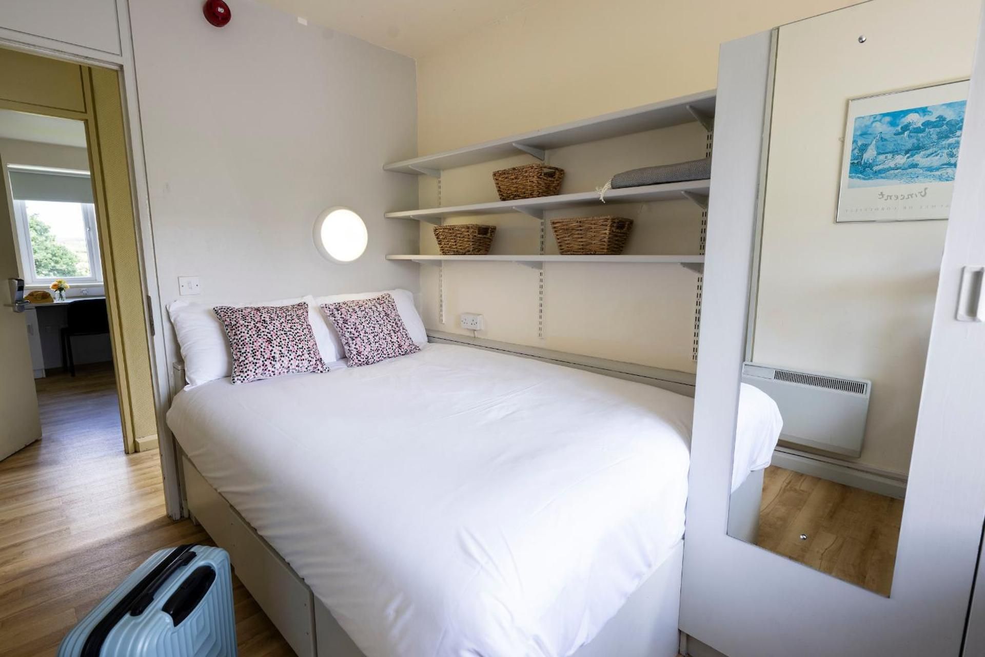 Basic Double En Suite Room in Shared Apartment