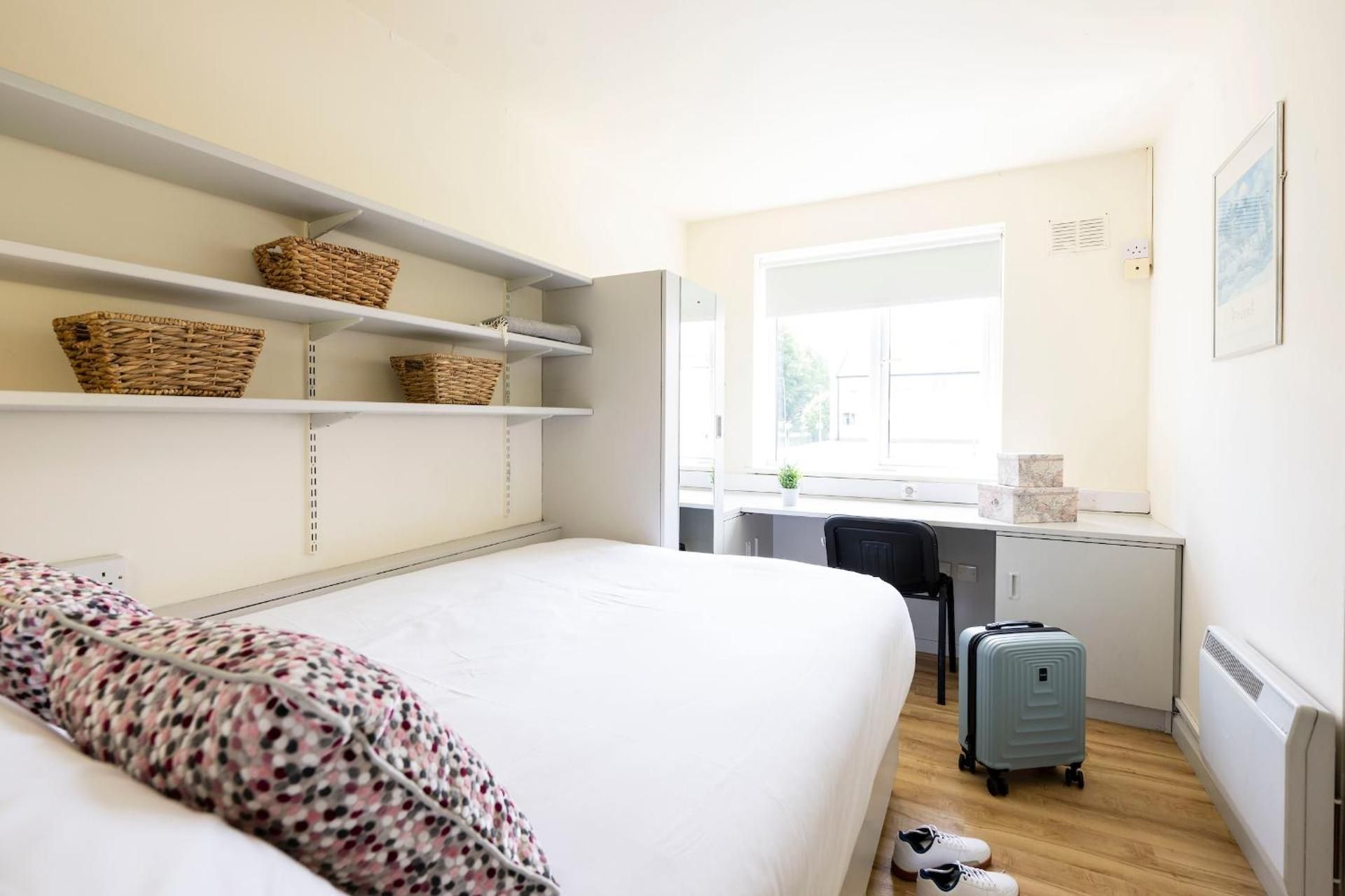 Basic Double En Suite Room in Shared Apartment