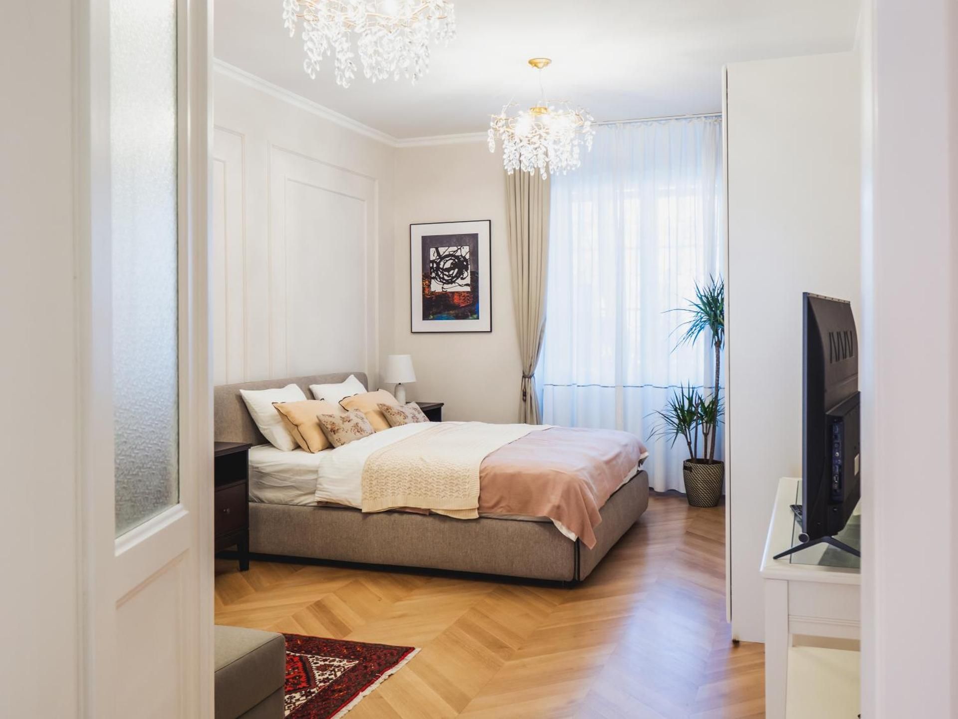 DELUXE APARTMENT
