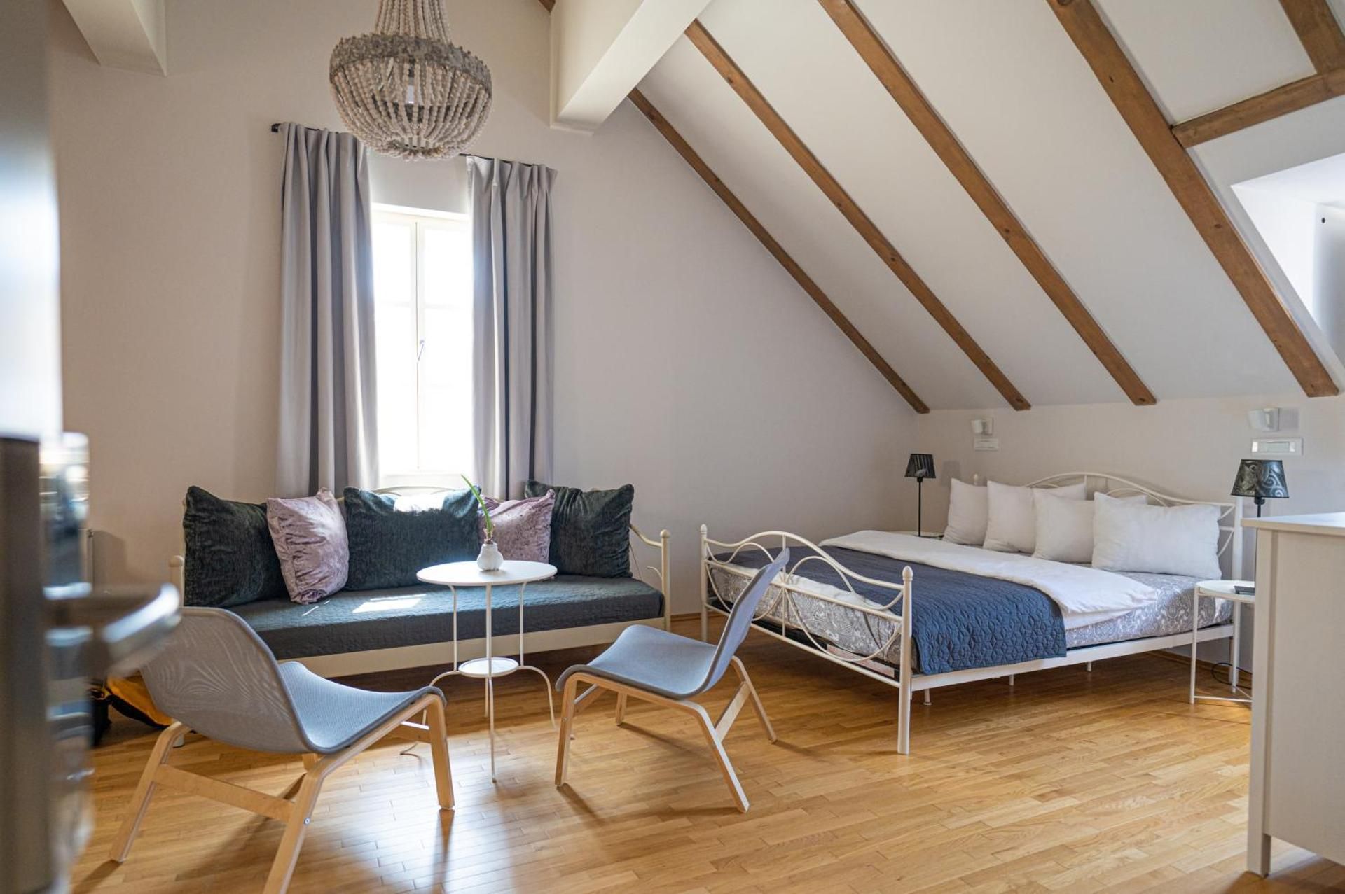 King Studio with Sofa Bed