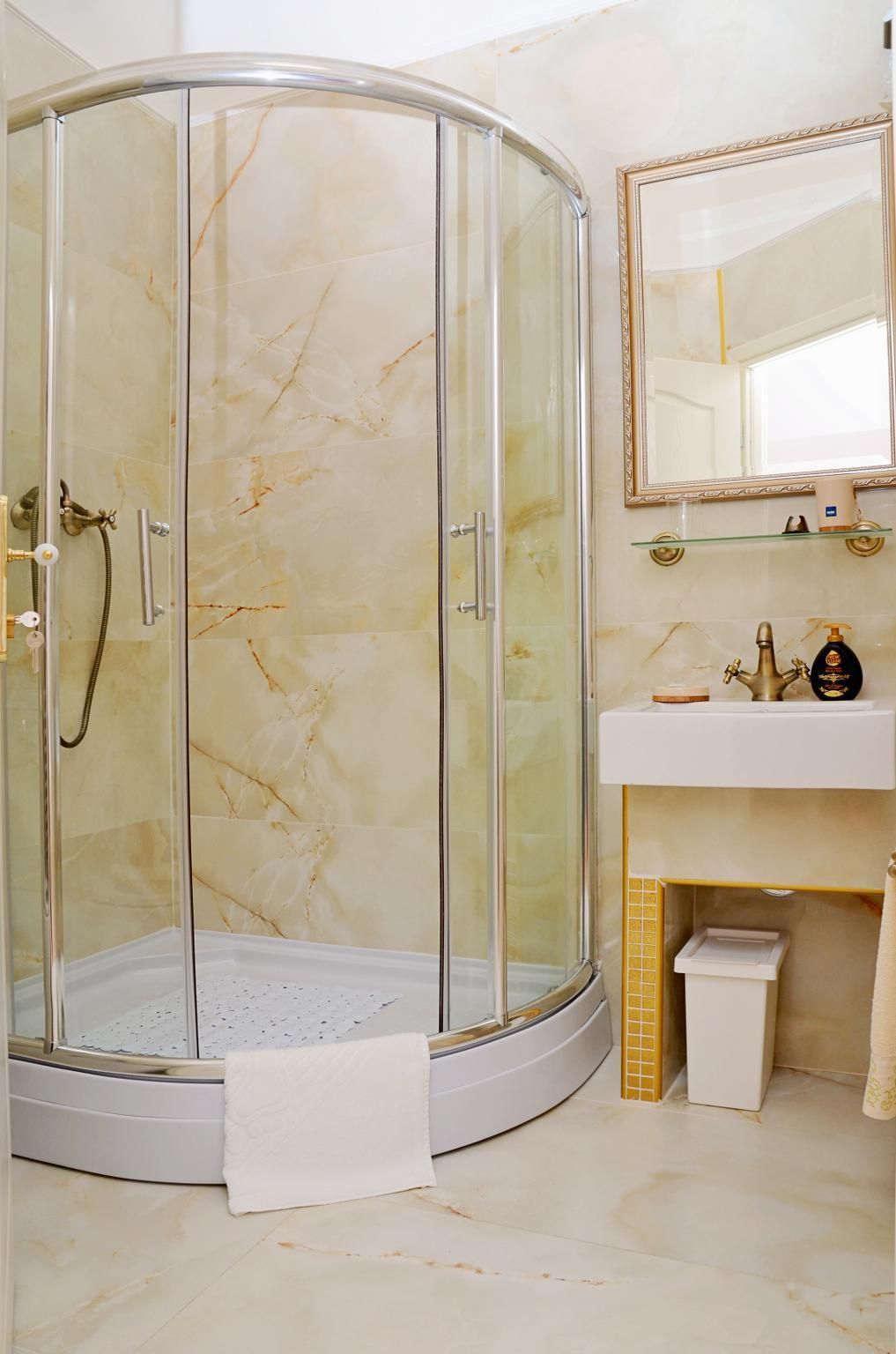 Apartments & Rooms Flowers 1-Bedroom Apartment 2