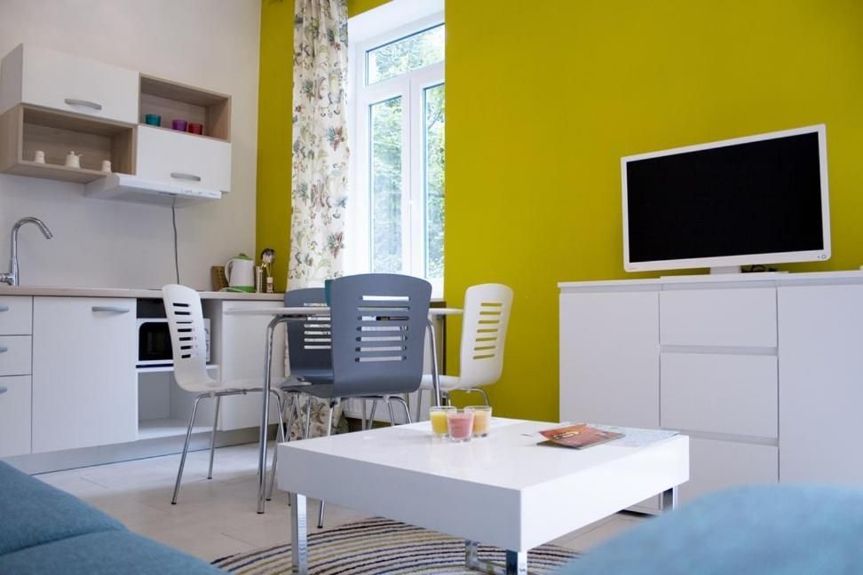 Apartments & Rooms Flowers 1-Bedroom Apartment 3