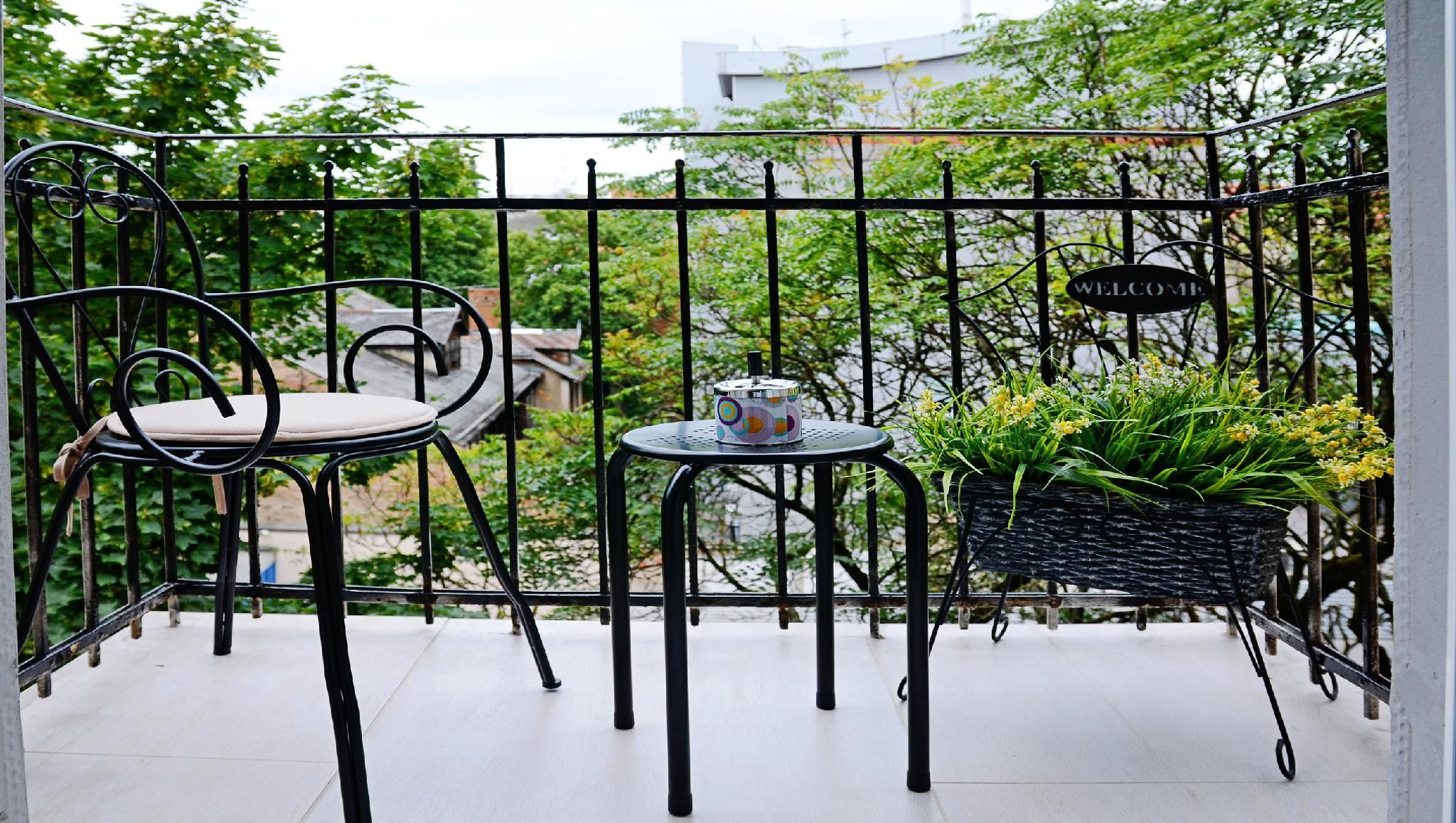 Apartments & Rooms Flowers Two-Bedroom Apartment 2