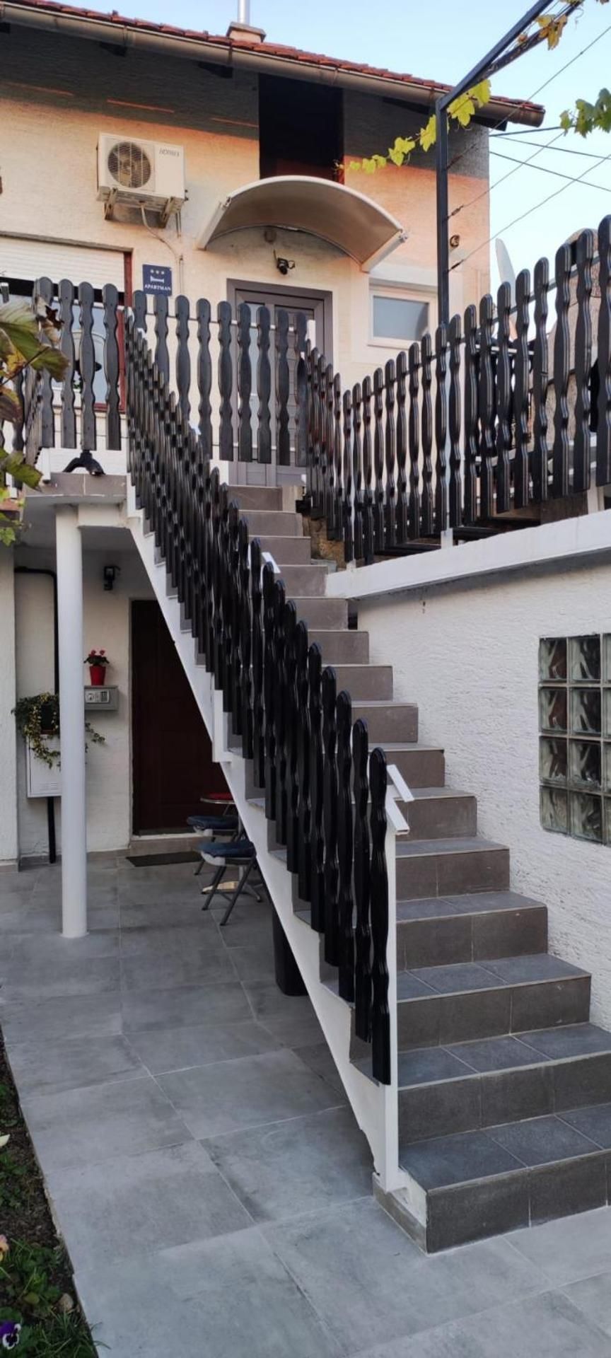 Slatka sobica za dvoje sa upotrebom zajednicke kuhinje i kupaonice