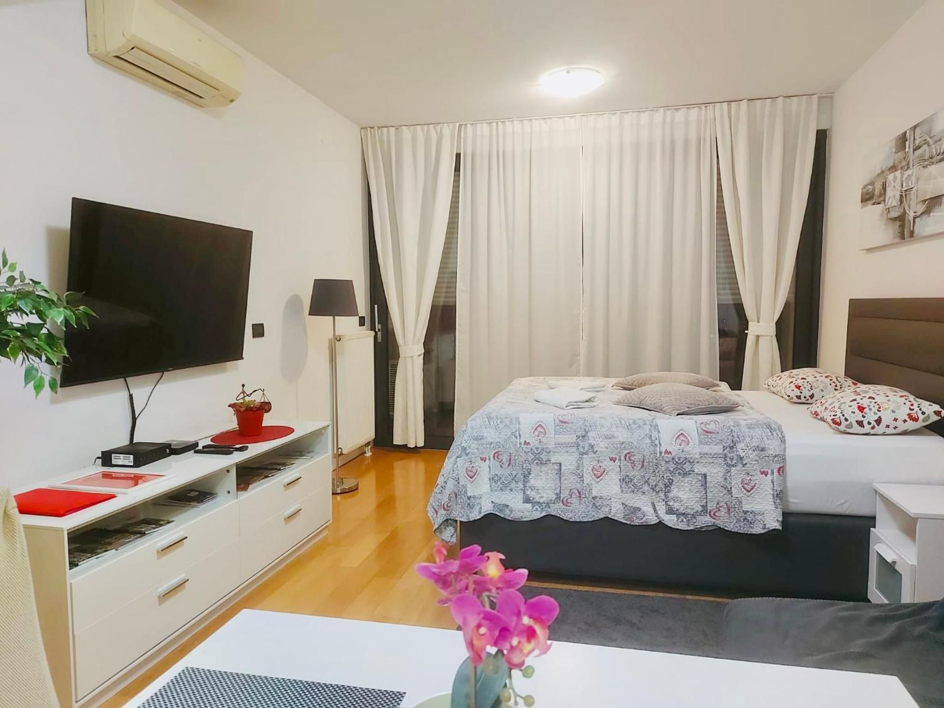 Nova Galerija Studio Vita i Apartman Sara -parking in garage Standard Studio