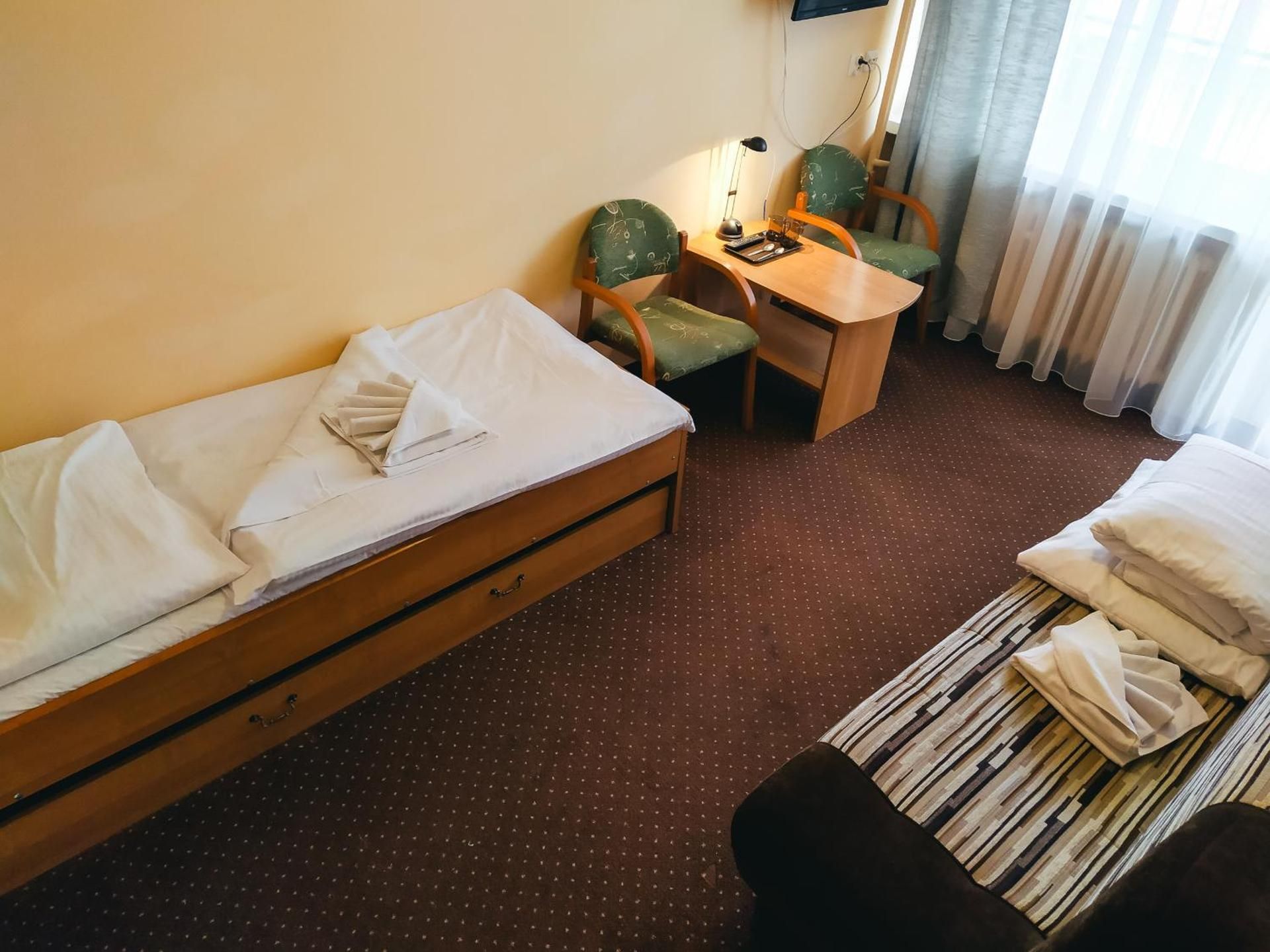 Twin Room ( single bed+ sofa)