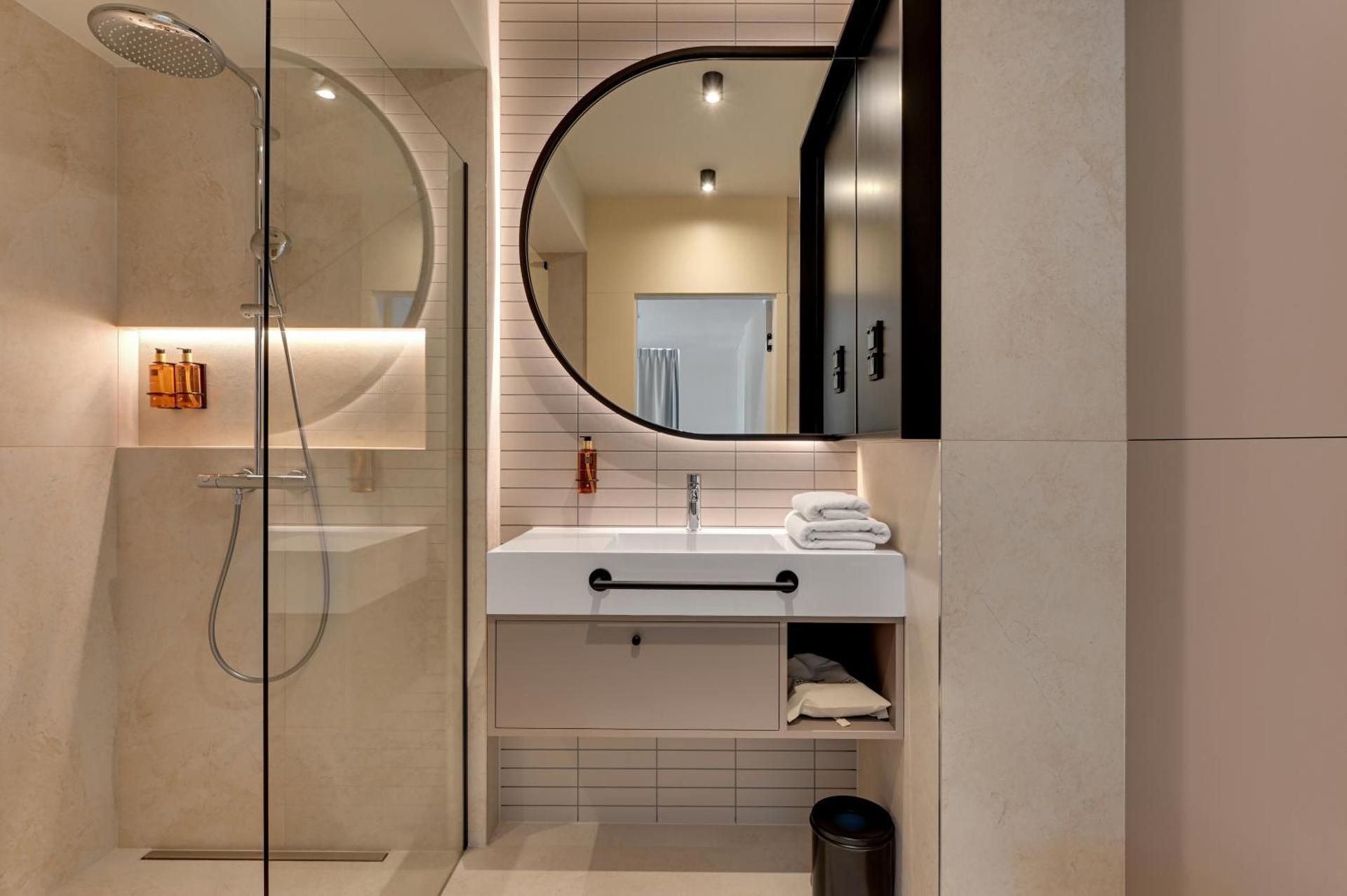 One-Bedroom Deluxe Apartment