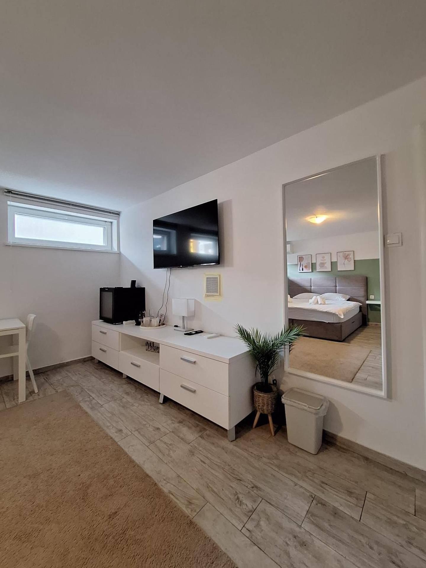 Comfort Rooms Remiza - Free Private Parking - Self check-in Double Room with Shared Bathroom