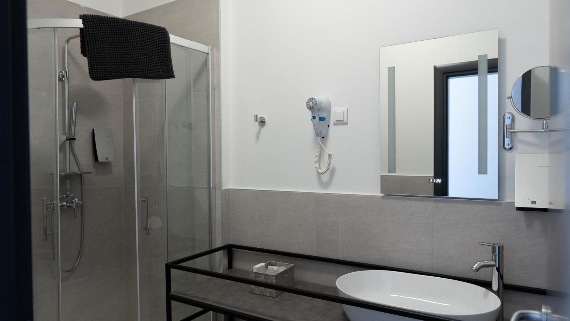 Standard Triple Room Street Entrance Ground Floor