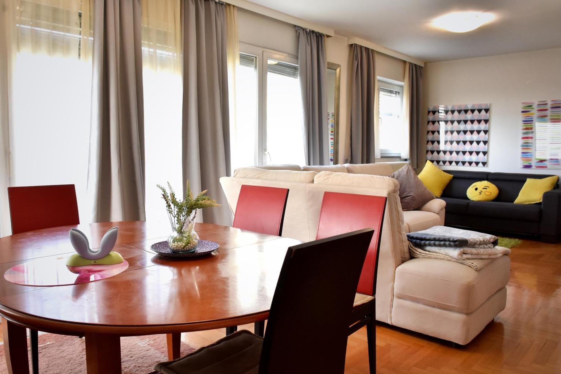 DELUXE APARTMENT