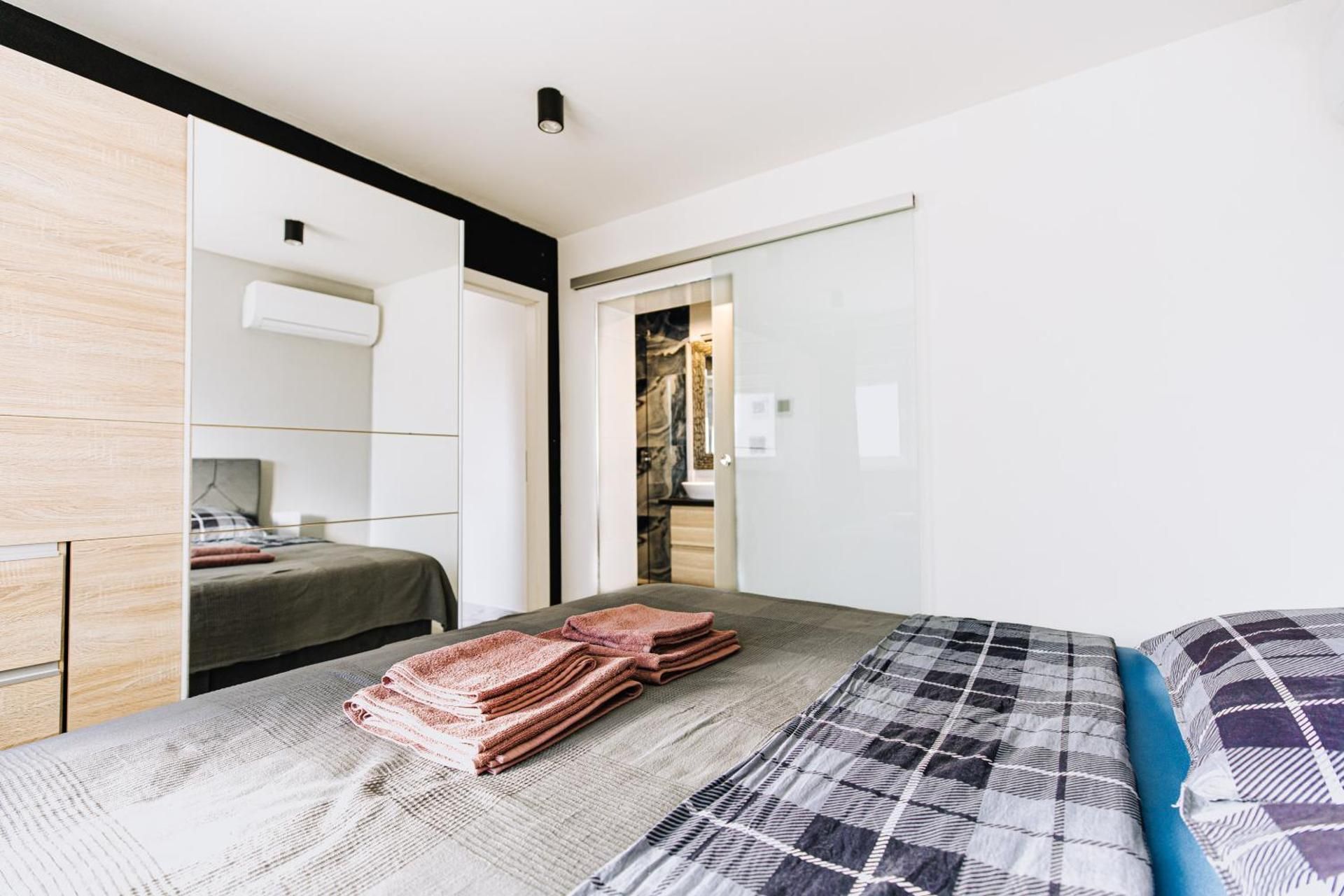 Deluxe One-Bedroom Apartment