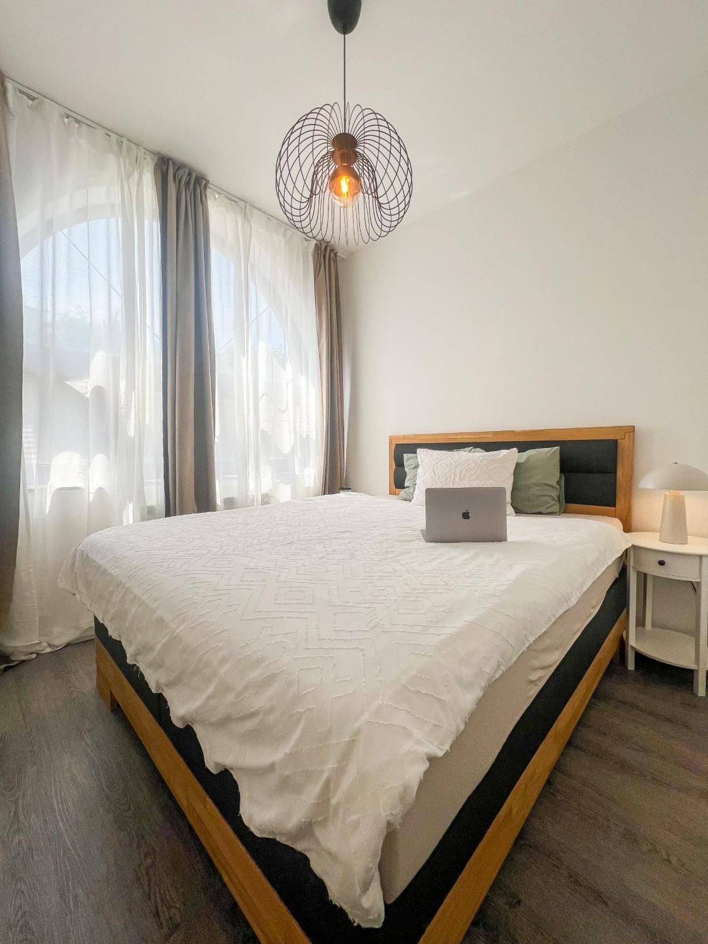 Deluxe One-Bedroom Apartment