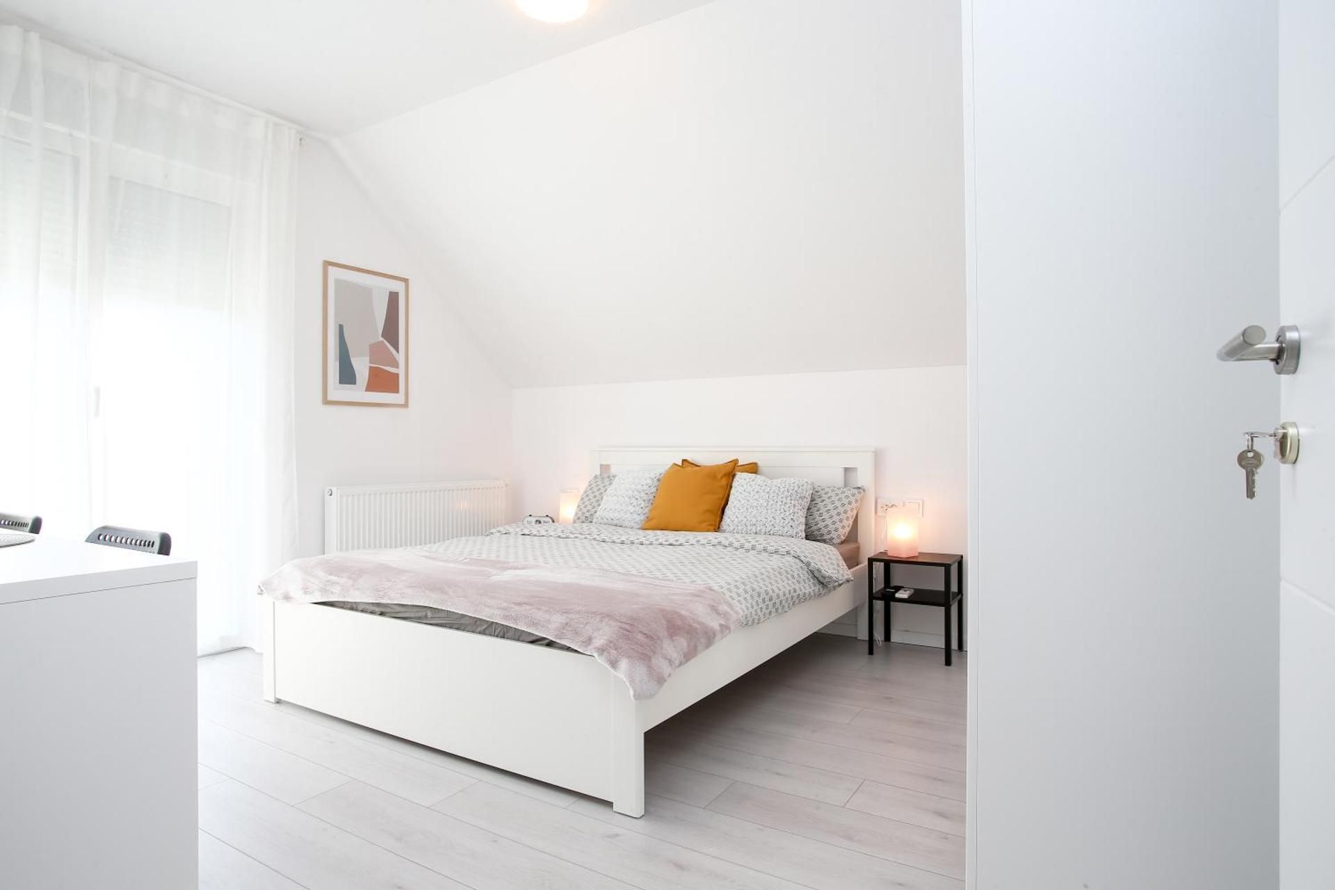 Large Double Room with Shared Bathroom