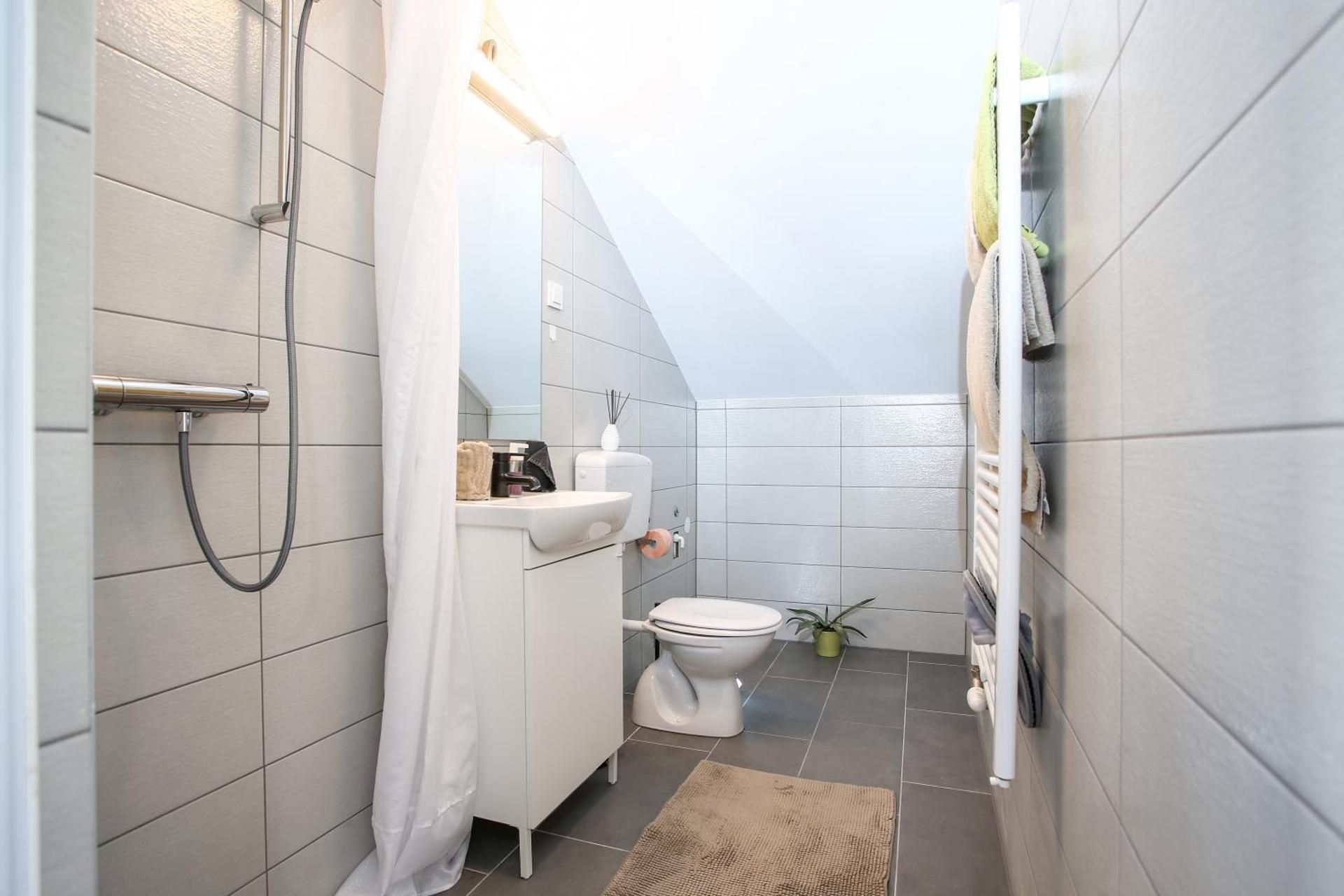 Large Double Room with Shared Bathroom