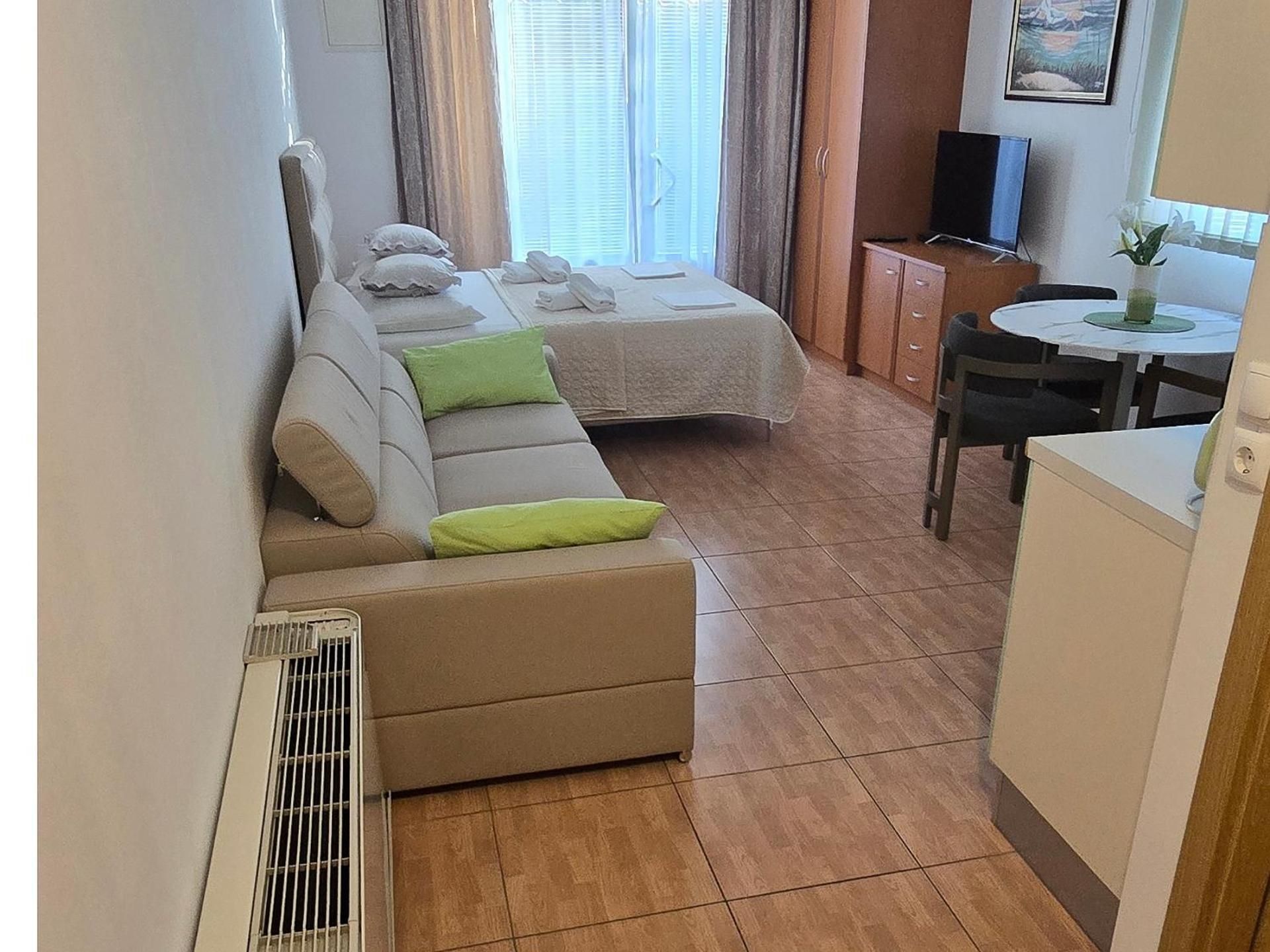 Superior Family Studio (2 Adults + 2 Children)