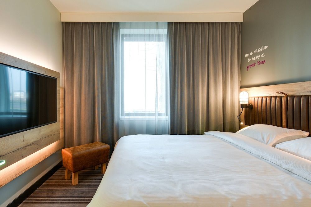 Moxy Katowice Airport Room, 1 Queen Bed (Moxy Sleeper) 2