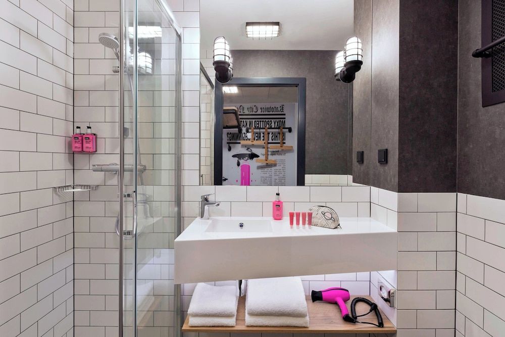 Moxy Katowice Airport Room, 1 Queen Bed (Moxy Sleeper) 5