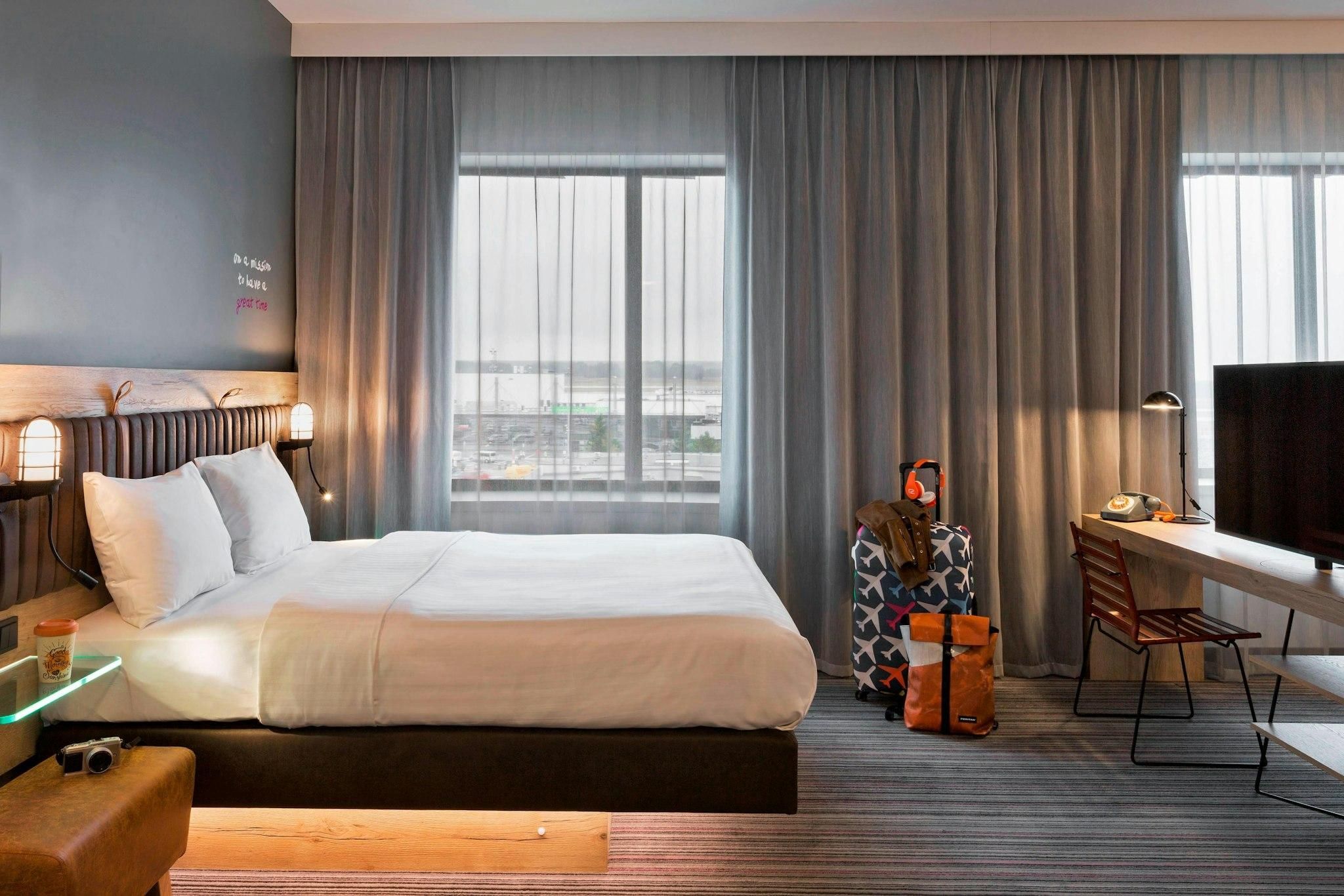 Moxyfied Sleeper Room, Larger Guest room, 1 Queen, Sofa bed