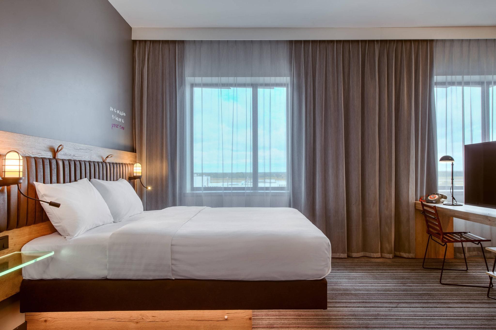 Moxyfied Sleeper Room, Larger Guest room, 1 Queen, Sofa bed