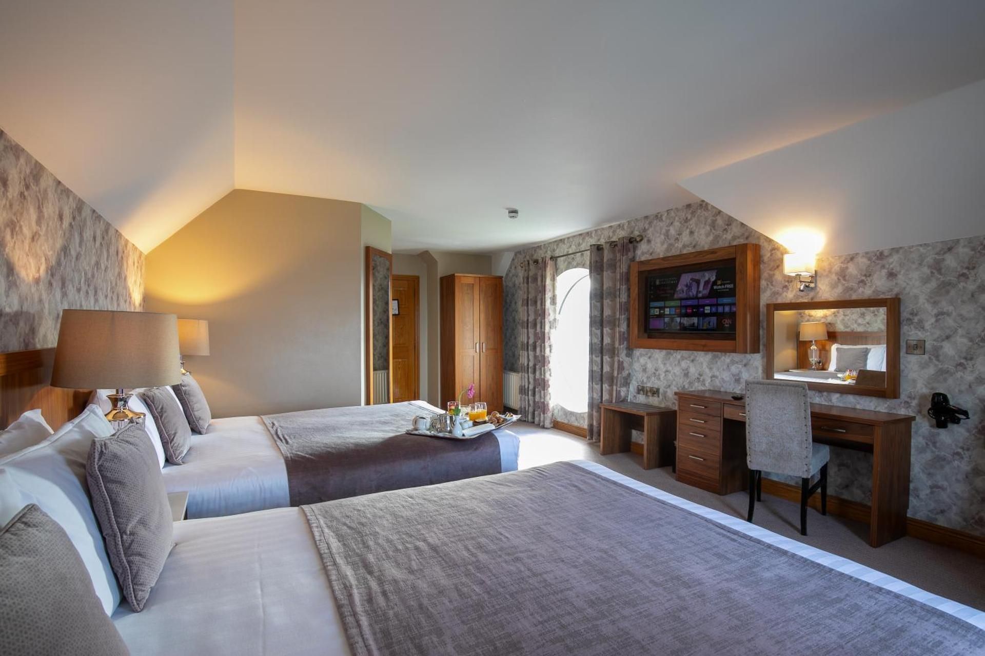 Family Room (2 Adults + 2 Children)
