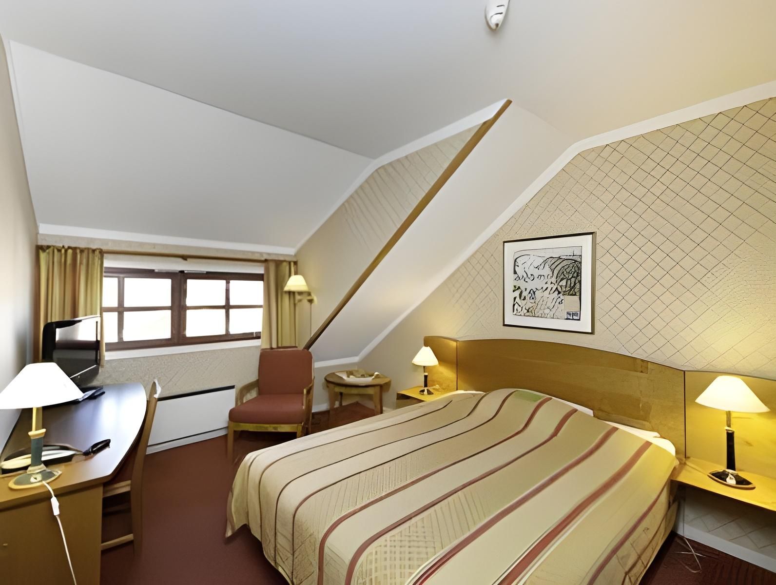 Family Room (3 Adults)