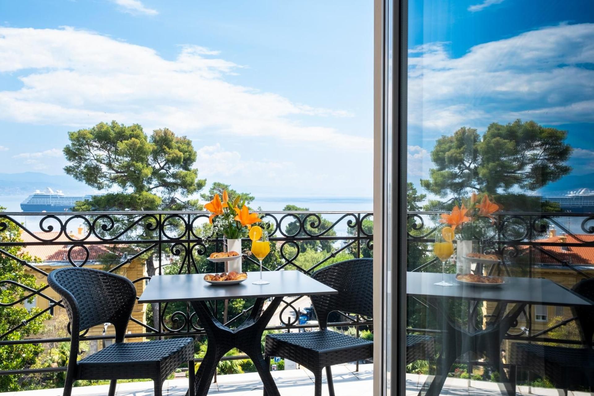 Standard Double or Twin Sea View
