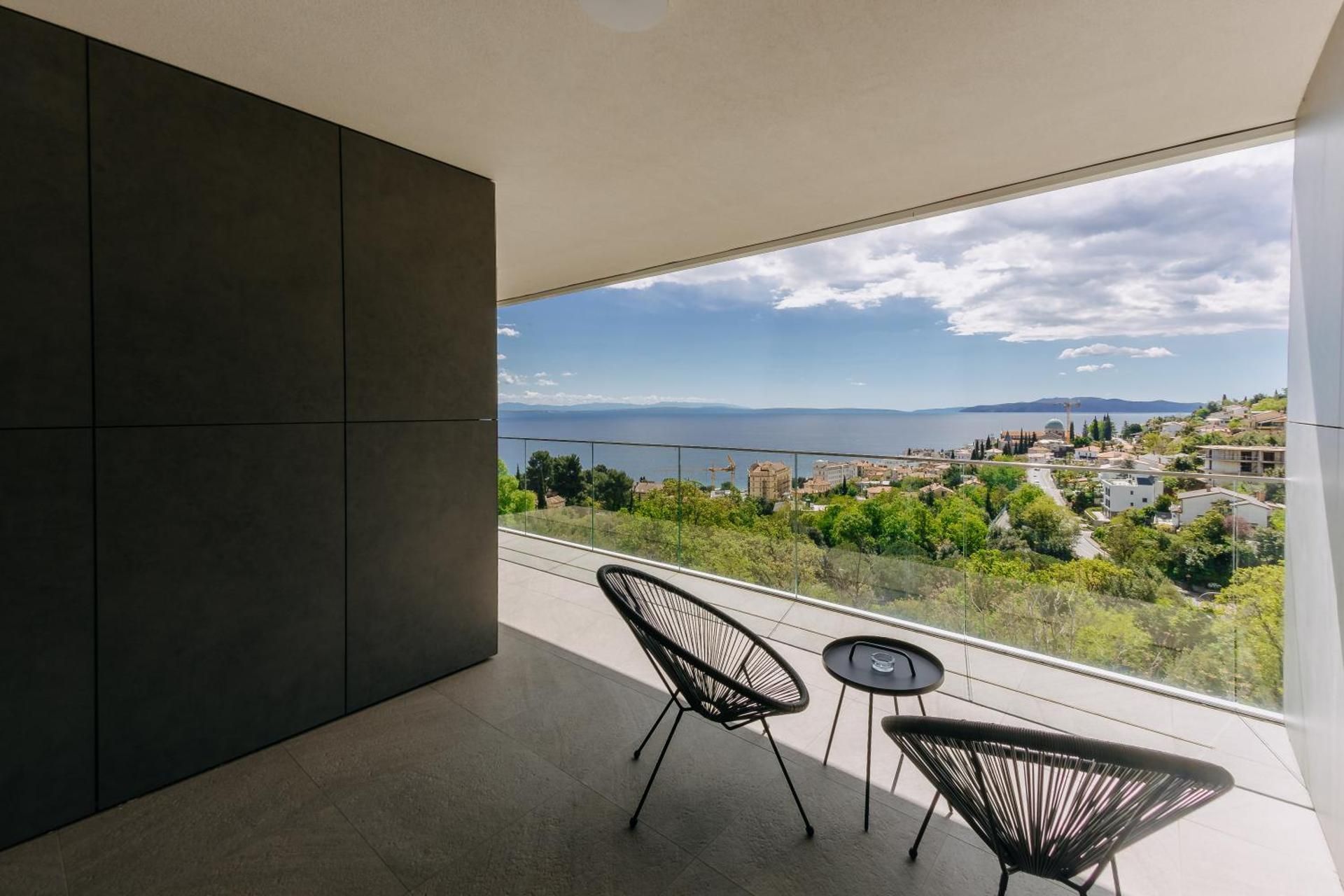 One-Bedroom Apartment 206 2nd floor