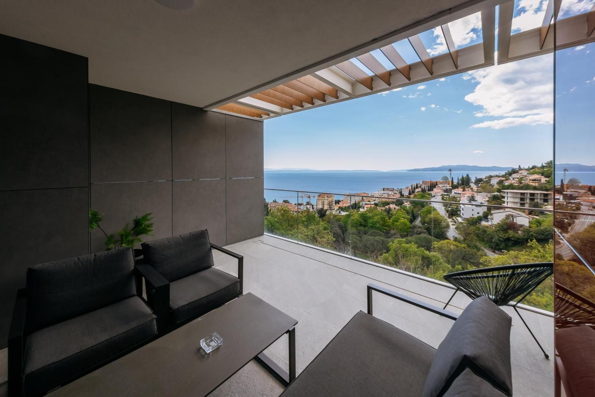 Three-Bedroom Apartment 304 3rd floor