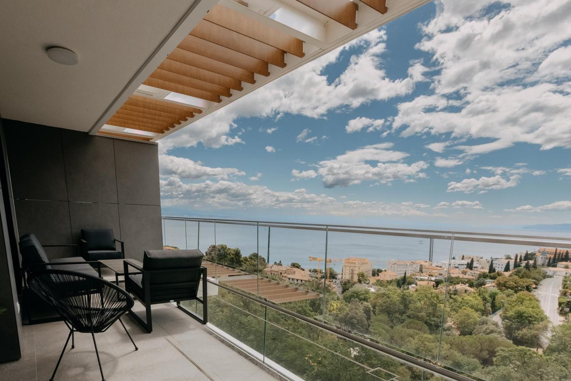Three-Bedroom Apartment 402 4th floor