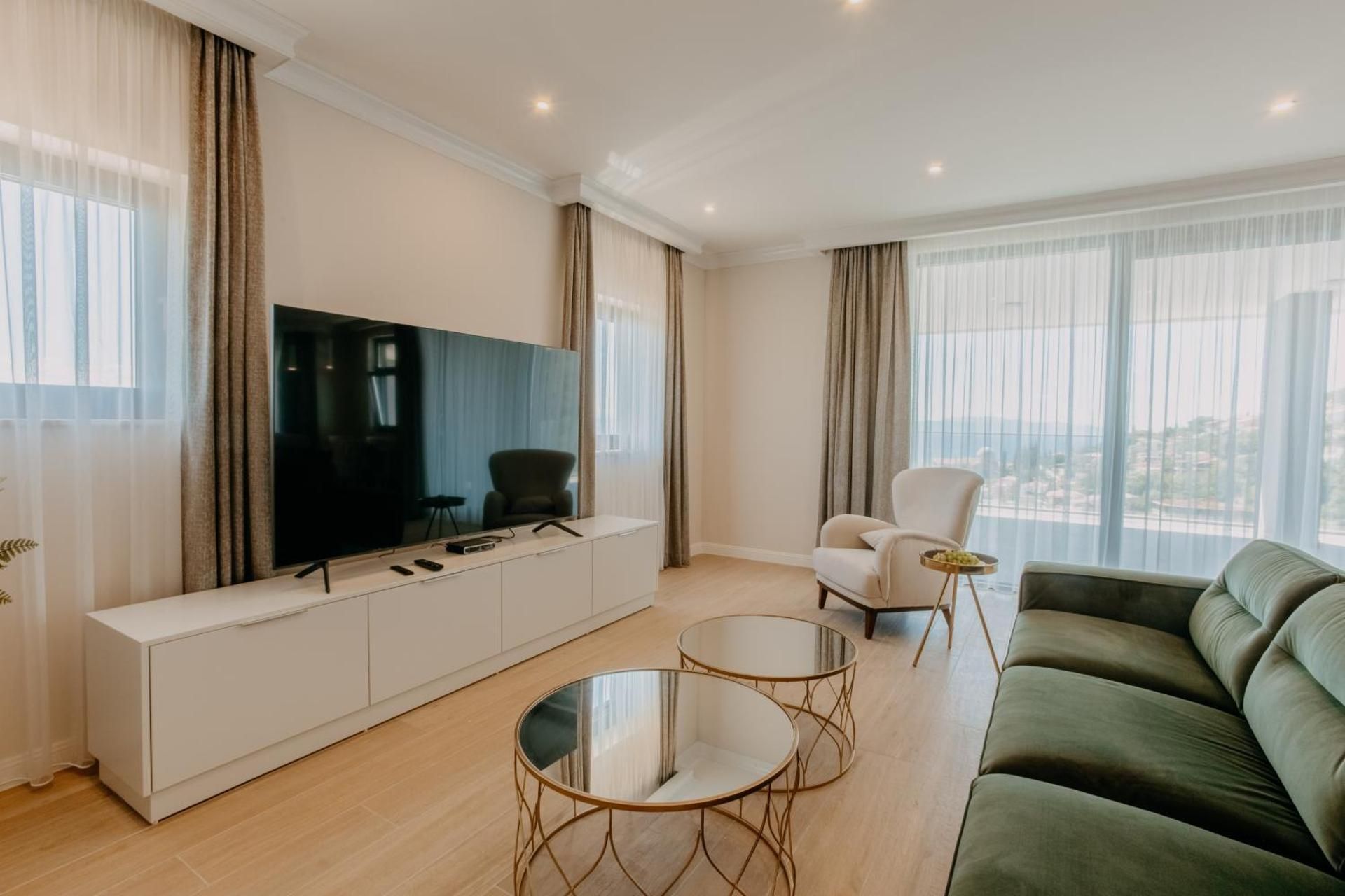 Three-Bedroom Apartment 404 4th floor