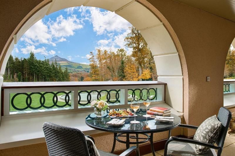 One-Bedroom Suite with Mountain View and Balcony