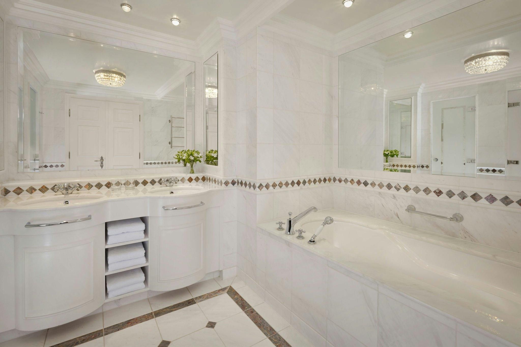 1 Bedroom Suite, 1 King, Mountain view, Balcony