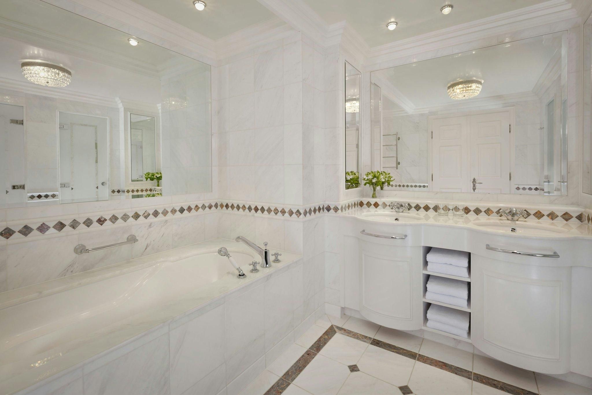 1 Bedroom Suite, 1 King, Mountain view