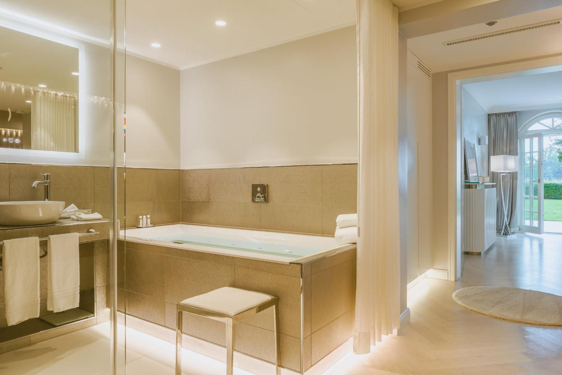 Deluxe Suite with Spa Bath