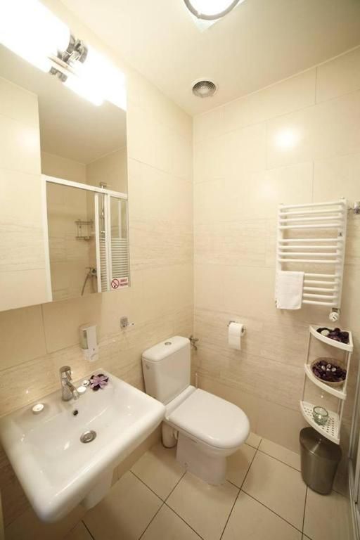 SMALL DOUBLE OR TWIN ROOM