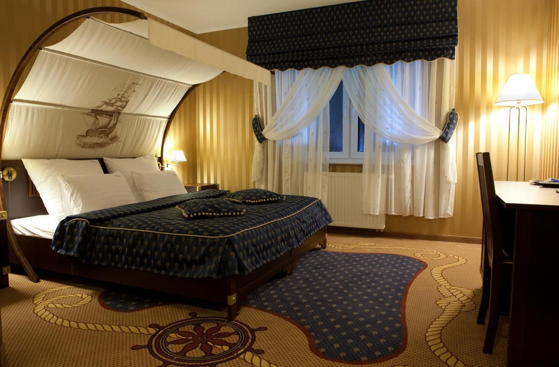 Standard King Room with Lake View