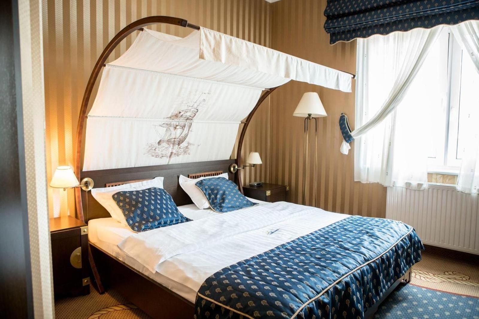 Standard King Room with Lake View