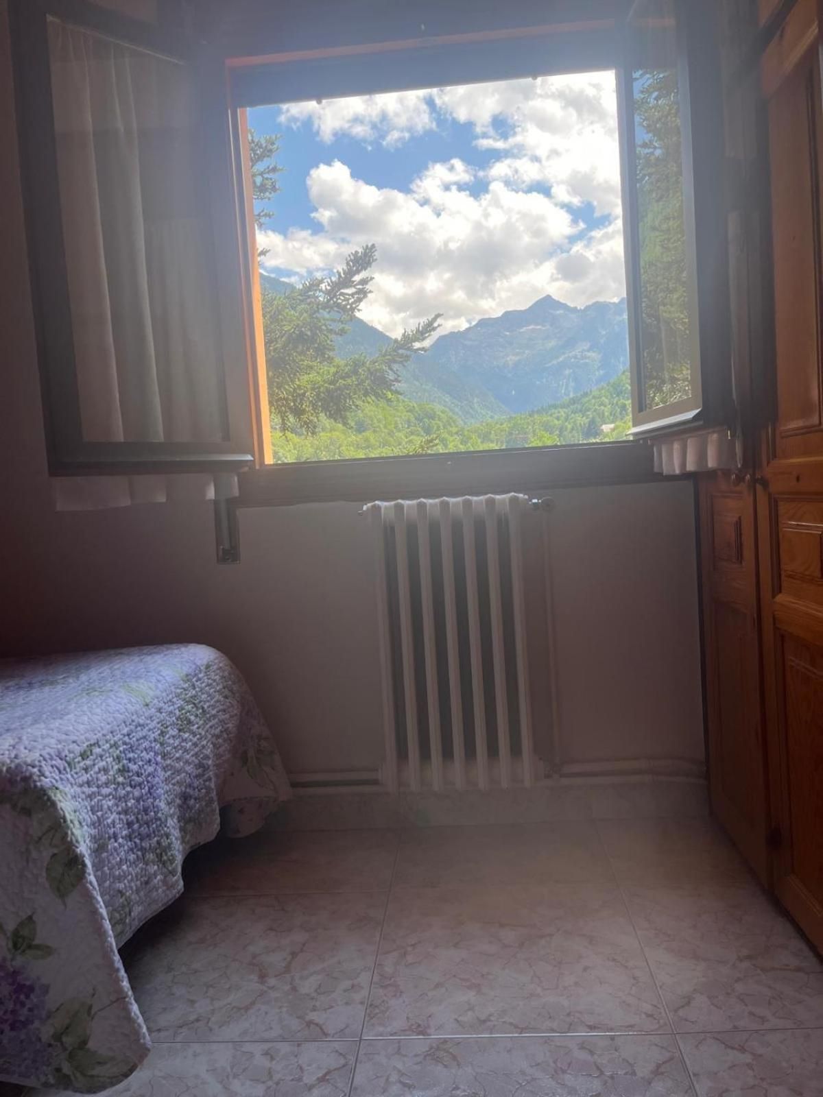 Standard Twin Room with Mountain View