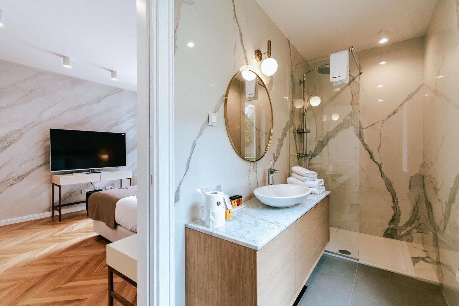 Superior Two-Bedroom Apartment with Terrace and Hot Tub