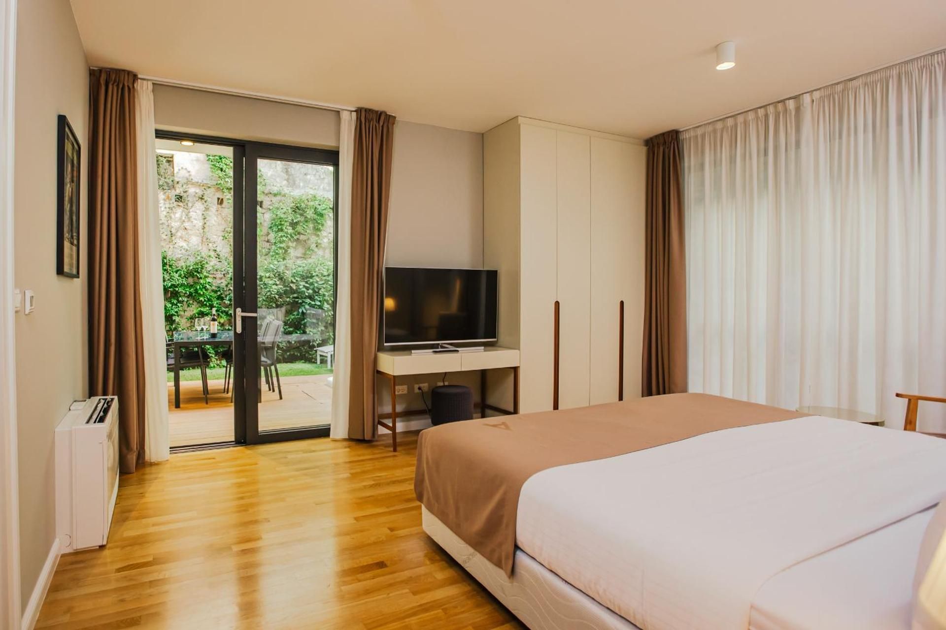 Deluxe One-Bedroom Apartment with Hot Tub